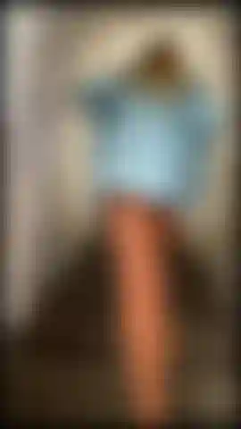 La mejor provocación desnuda en las escaleras.