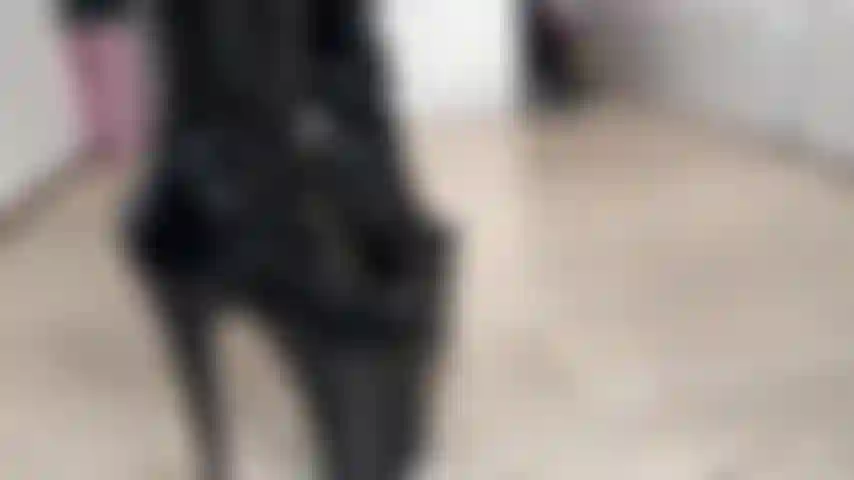 Chica enmascarada en látex con botas.