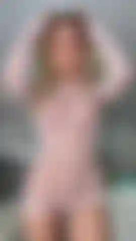 Tease en rejilla blanca.
