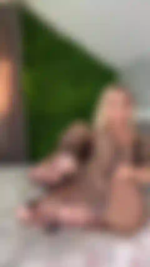 Dedos negros en rejilla.