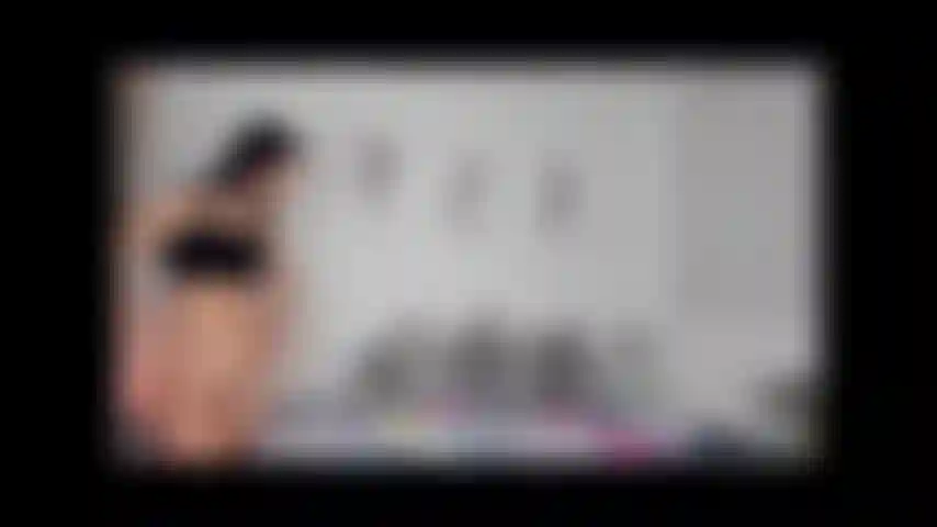 Mírame probarme mis tangas sexys y luego follo mi coñito para ti.