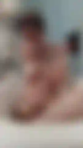 Me masturbo en el baño con un consolador y juego con muñones de forma extremadamente larga y explícita.