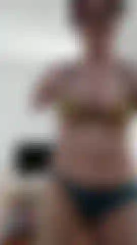 Doble amputada saltando y haciendo ejercicio.