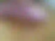 Probándome pantimedias rosas mostrando las tetas.