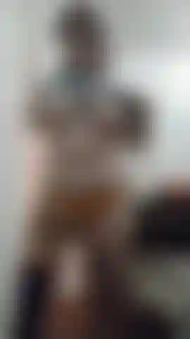 Doble amputada jugando con muñones y chupando.