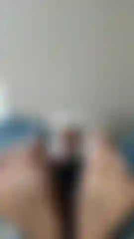 Jugar con mis pies con aceite es más divertido.