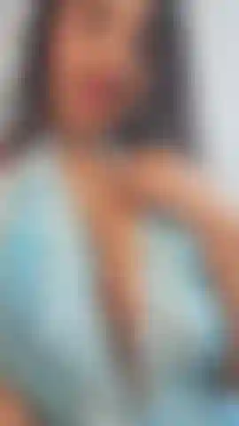 Juego con mis tetas las cubro con saliva.