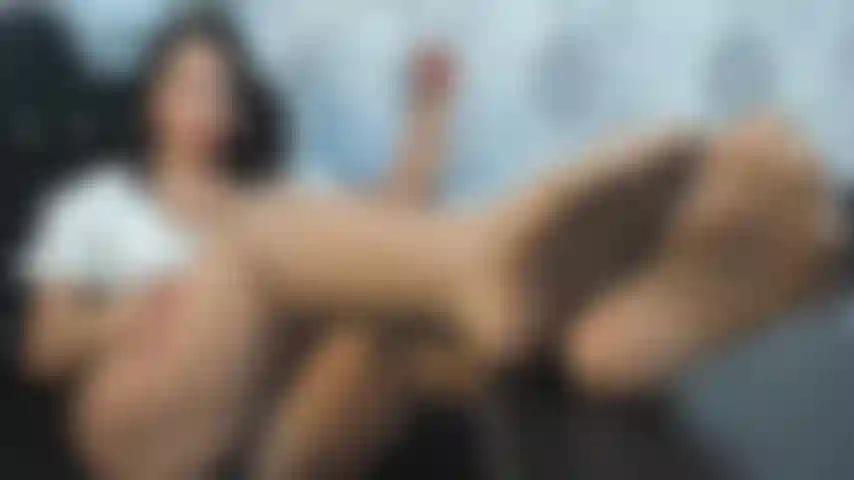 Tu sexy jefe se preocupa por sus piernas mientras usa calcetines hasta la rodilla.