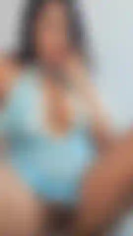 Acaricio mi coño y lamo mis dedos hasta humedecerlos.