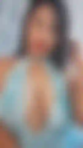 Te seduzco con mis enormes tetas y mi mirada.