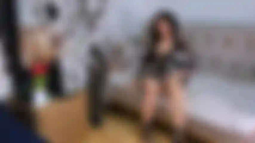 Esta milf se moja solo con saber que me estás mirando.