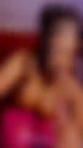 Mira cómo asami golpea el coño y folla la garganta.