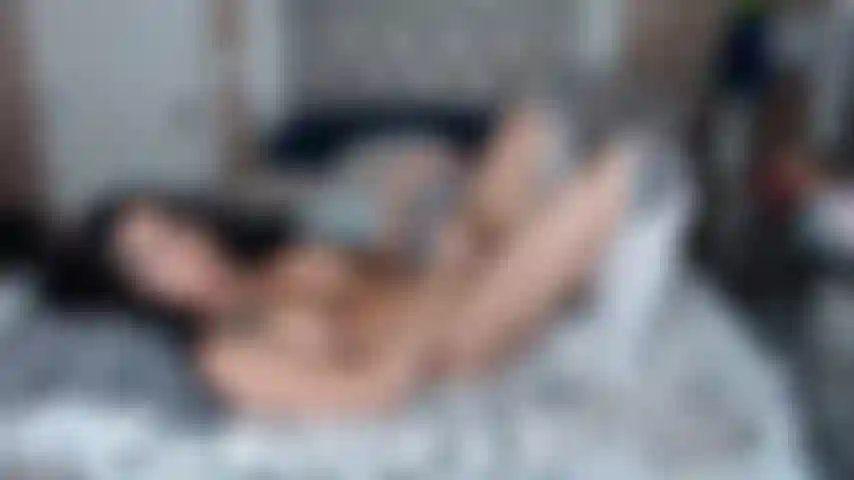 Tocando mi estrecho agujero mientras gimo y me sacudo con fuerza hasta que exploto sobre mis grandes tetas turgentes y mi sexy barriga!