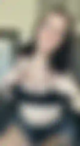 Sola en casa y cachonda.