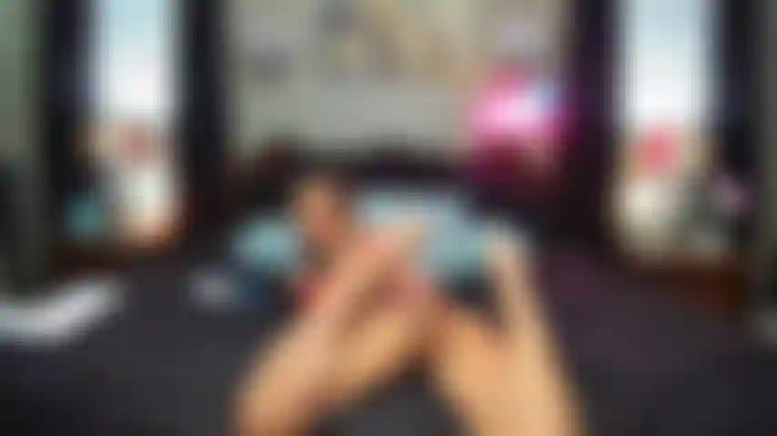 Me follo el culo con mi nuevo juguete de cristal y luego me pongo crema por todas partes.