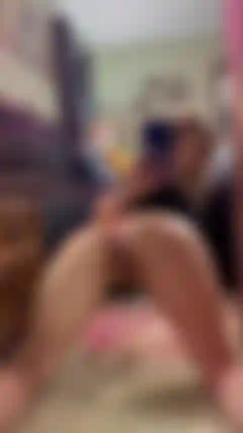 Inclinada y aceitada con un tapón anal.