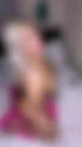 Mira a una hermosa ts rubia hacerse una paja con su gran polla 💕.