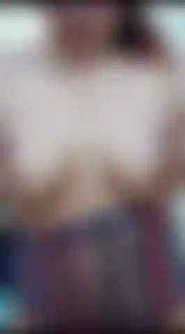 Tocando mis lindas tetas.