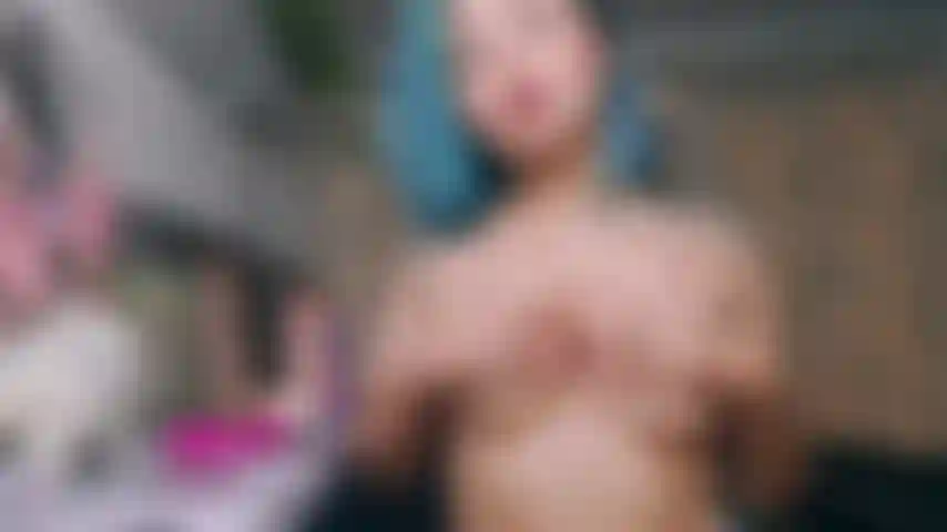 Aprecio de los piqueros! Masaje con jugoso aceite en las tetas.