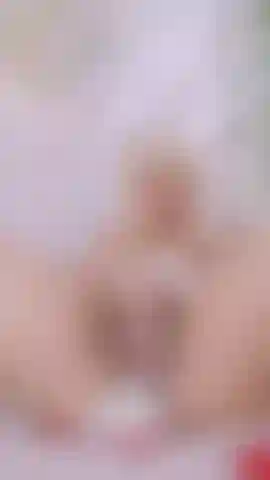 Conejita traviesa jugando con su coño para ti!!