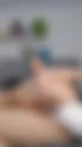 Perforando el consolador en mi coño mojado con tapón de cola.