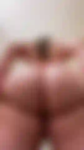 Minuto y medio de meneamiento de culo en tanga naranja.