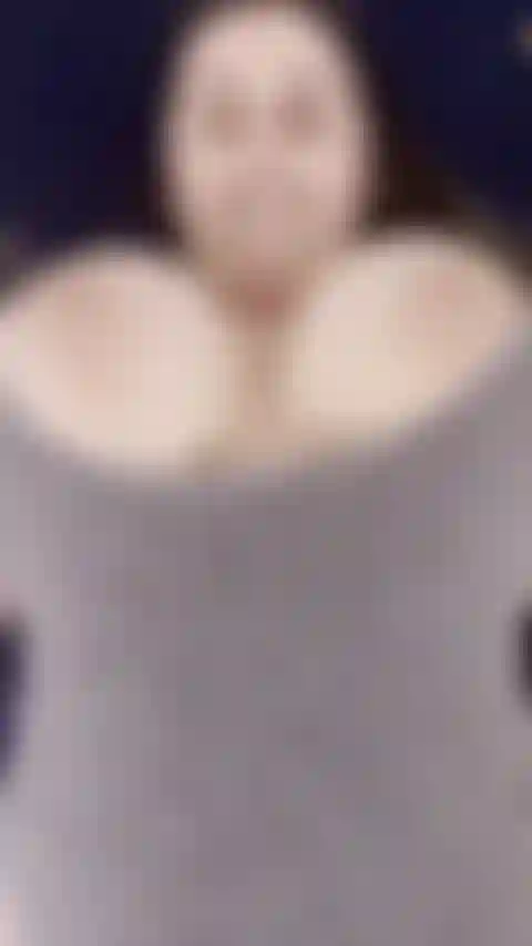 Titty rebote en traje de cuerpo gris.