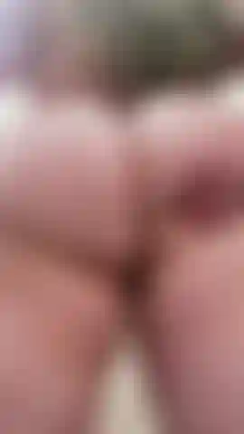 Levantando el culo, bajando y extendiendo en tanga.