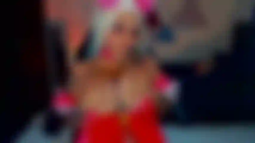 Jugando con mi coñito dulce y mis tetas perfectas.