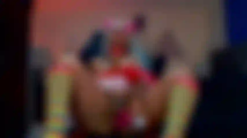 Te invito a ver algo rico y caliente.