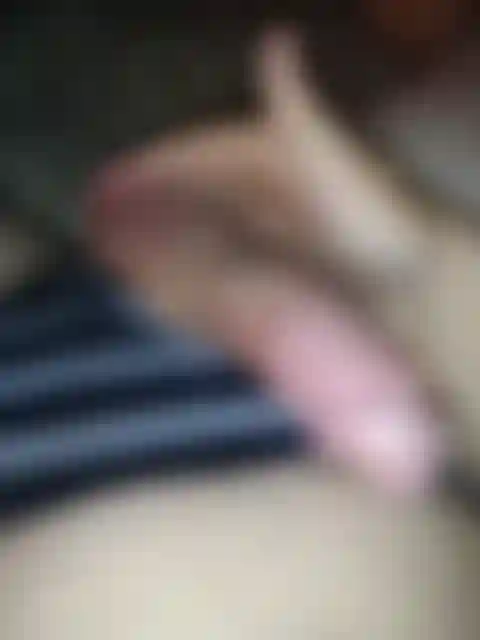 Golpeo mis nueces por papá mientras uso una tanga.