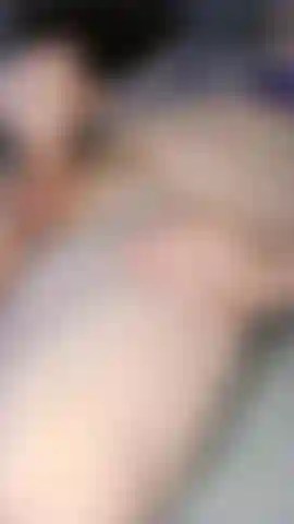 La polla alta muestra un bikini morado sin semen.