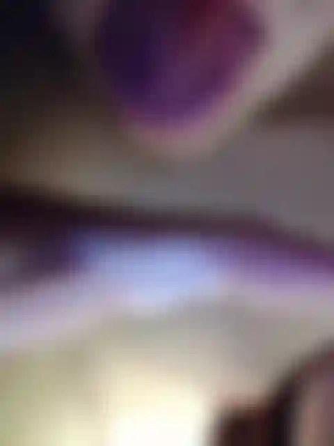 Lamiendo mi semen para papá.