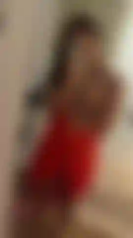 Volvemos de nuestra primera cita, podía ver tu polla palpitando a través de tus pantalones y me puso tan cachonda saber que querías follarme con este vestido… así que cuando llego a casa me digo a la mierda con todo y te mando este pequeño video. ¿Qué pasa después?