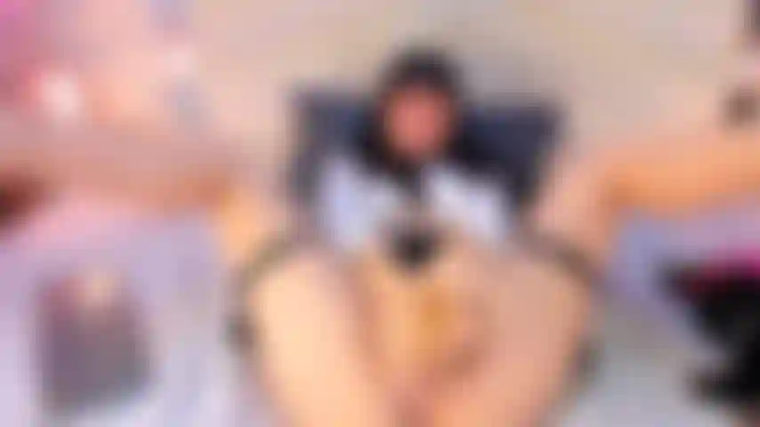 Mi coño chorreando mientras trabajo con el dildo.