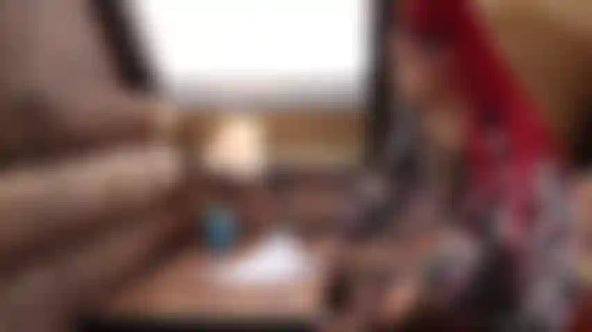 Esta secretaria necesita formación. Golpéame el coño con tu gran polla papi. ¿Este coño es tuyo? ¿Te lo vas a joder?