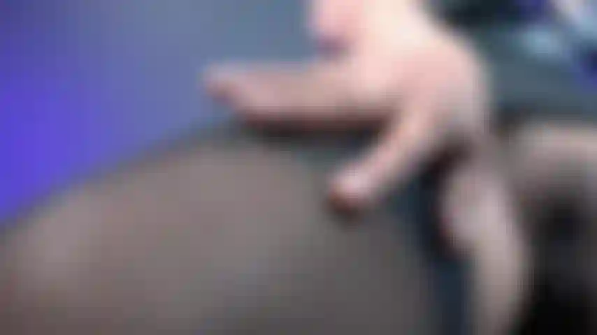 Provocándome con mi coñito peludo y mis tetas.