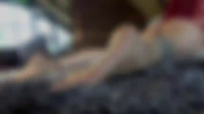 Sacudiendo mi culo desnudo.