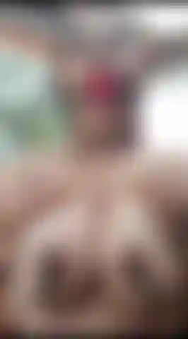 Saliva, mordaza y pinzas.