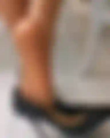 Juego de zapatos en pantimedias.