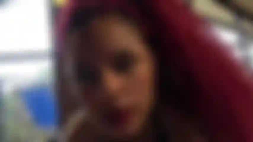 Te ves tan jodidamente sexy ahora mismo. Pareces un angelito sexy con tus labios envolviéndome así.