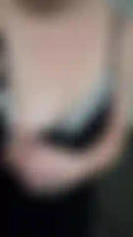 Meto las bragas y me masturbo en mi pasillo!!!