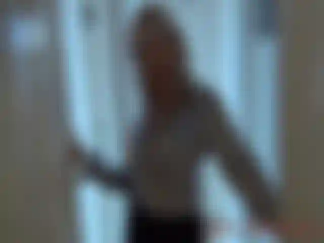 Agente inmobiliaria christie en blusa de raso.