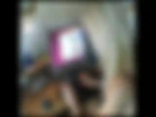 Espectáculo de pies de pies pequeños y sexo con consolador en la cámara web.