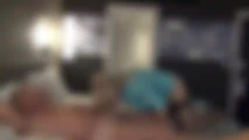 La azafata christie le da una gran cabeza al pasajero y le lamen el coño.