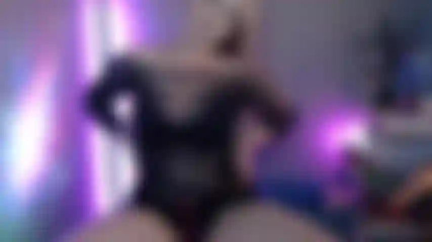 Chorreando y corriéndome y batiendo el coño con un consolador enorme.