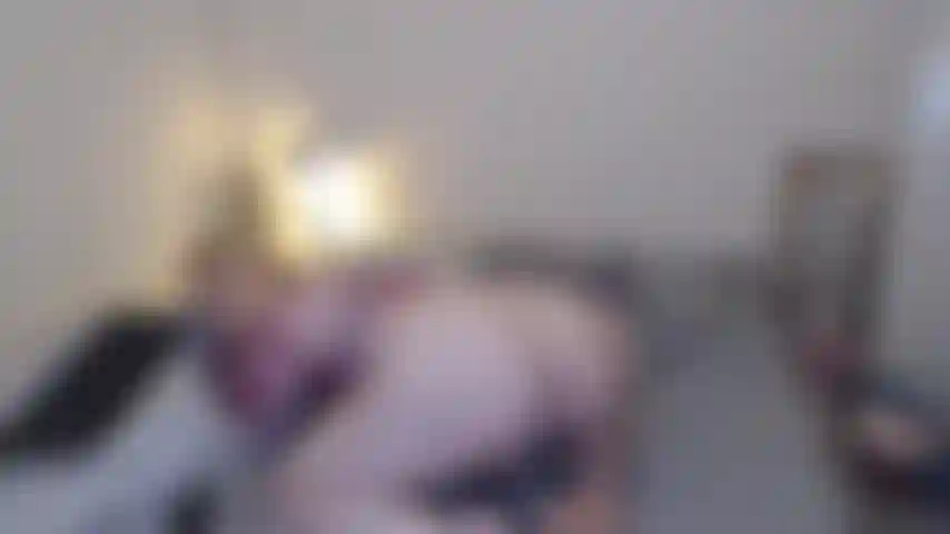 Fóllame por detrás sobre la cama.