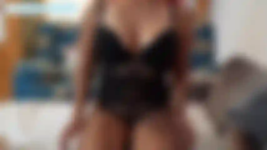 Sexy pelirroja chupando polla y besándose apasionadamente.