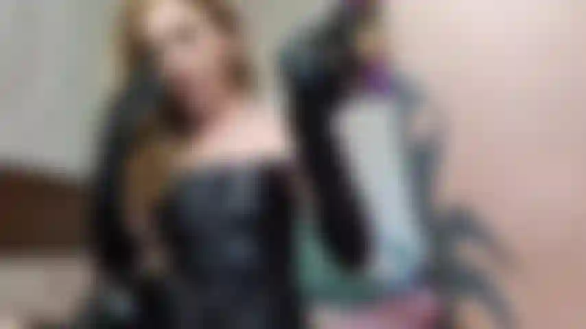 Dominación femenina, bondage, paja, orgasmo arruinado, patadas en los testículos.