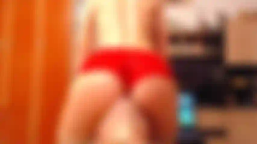 Probando diferentes pares de bragas mientras me sientan en la cara.